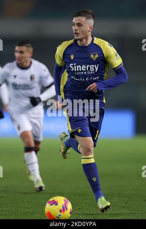Ivan Ilic (Hellas Verona FC) in azione durante la serie calcistica italiana Una partita Hellas Verona FC vs Bologna FC il 21 gennaio 2022 allo stadio Marcantonio Bentegodi di Verona (Foto di Francesco Scaccianoce/LiveMedia/NurPhoto) Foto Stock