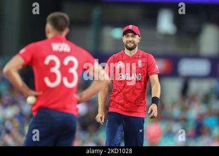 Sydney, Australia. 05th Nov 2022. 5th novembre, Sydney Cricket Ground, Sydney Australia: T20 International Cricket, Sri Lanka versus England; Chris Woakes of England cammina per congratularsi con Mark Wood of England Credit: Action Plus Sports Images/Alamy Live News Foto Stock