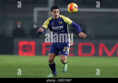 Koray Gunter (Hellas Verona FC) header durante la serie di calcio italiana Una partita Hellas Verona FC vs Bologna FC il 21 gennaio 2022 allo stadio Marcantonio Bentegodi di Verona (Photo by Francesco Scaccianoce/LiveMedia/NurPhoto) Foto Stock