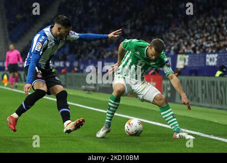 Sergio Canales e Oscar Gil durante la partita tra RCD Espanyol e Real Betis Balompie, corrispondente alla settimana 22 della Liga Santander, giocata allo stadio RCDE di Barcellona il 21th gennaio 2022. -- (Foto di Urbanandsport/NurPhoto) Foto Stock