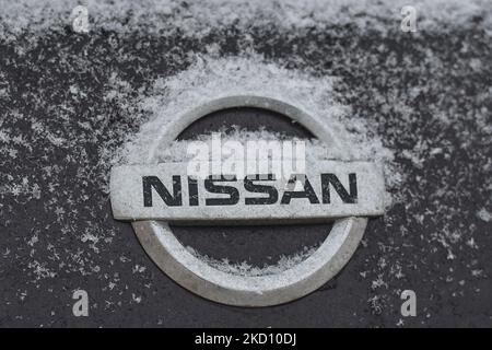 Logo Nissan visto su una Nissan auto coperta di neve. Venerdì 21 gennaio 2022, a Edmonton, Alberta, Canada. (Foto di Artur Widak/NurPhoto) Foto Stock