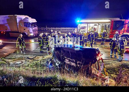 Giengen an Der Brenz, Germania. 04th Nov 2022. I veicoli per incidenti sono parcheggiati sull'autostrada 7 di sera. In un incidente con cinghiali e un rimorchio sull'autostrada 7, due persone sono state ferite così gravemente che hanno dovuto andare in ospedale. Credit: Markus Brandhuber/Ostalb Network/dpa/Alamy Live News Foto Stock