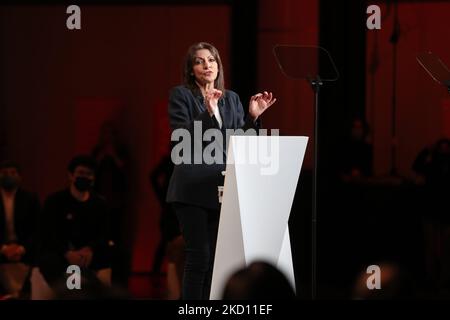 Il candidato francese del partito socialista di sinistra (PS) per le elezioni presidenziali del 2022 Anne Hidalgo ha tenuto un discorso durante una riunione di campagna a Aubervilliers, nel nord di Parigi, il 22 gennaio 2022. (Foto di Michel Stoupak/NurPhoto) Foto Stock