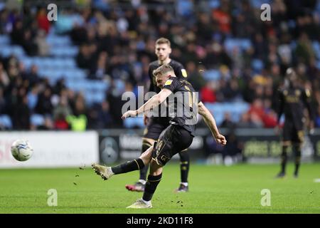 George Thomas of Queens Park Rangers spara da un calcio di punizione e non riesce a segnare durante la partita del campionato Sky Bet tra Coventry City e Queens Park Rangers alla Coventry Building Society Arena, Coventry, sabato 22nd gennaio 2022. (Foto di James Holyoak/MI News/NurPhoto) Foto Stock