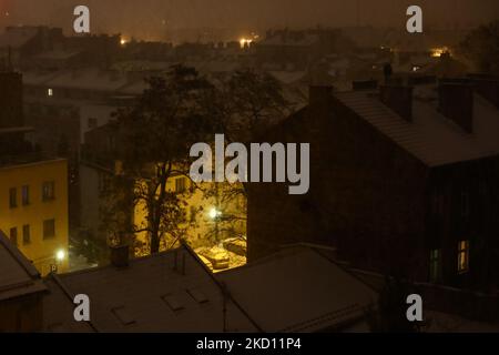 Vista generale della città nella notte innevata a Cracovia, Polonia il 22 gennaio 2022. (Foto di Jakub Porzycki/NurPhoto) Foto Stock