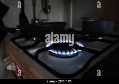 Le fiamme di un bruciatore a gas in una cucina sono viste in questa foto di illustrazione scattata a Cracovia, in Polonia, il 22 gennaio 2022. (Foto di Jakub Porzycki/NurPhoto) Foto Stock