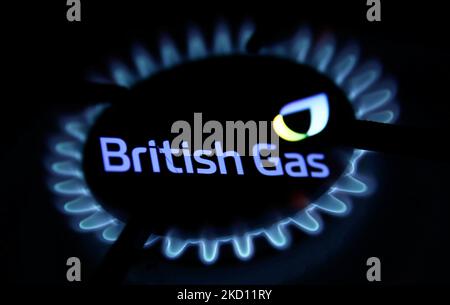 Le fiamme di un bruciatore a gas e il logo British gas visualizzato sullo schermo di un telefono sono visibili in questa foto di illustrazione a esposizione multipla scattata a Cracovia il 22 gennaio 2022. (Foto di Jakub Porzycki/NurPhoto) Foto Stock