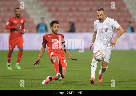 Hamid Ismail (12) di al Arabi passa la palla durante la QNB Stars League tra al Sadd e al Arabi al Grand Hamad Stadium di Doha, Qatar, il 22 gennaio 2022. (Foto di Simon Holmes/NurPhoto) Foto Stock