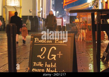 Un segno di ' 2G Plus ' è visto di fronte ad uno sport bar a Duesseldorf, Germania il 22 gennaio 2022, mentre il tedesco si prepara per la peggiore onda Omicron (Foto di Ying Tang/NurPhoto) Foto Stock