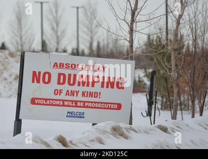 Una bacheca con le parole "No dumping” vista a South Edmonton. Venerdì 21 gennaio 2021, a Edmonton, Alberta, Canada. (Foto di Artur Widak/NurPhoto) Foto Stock