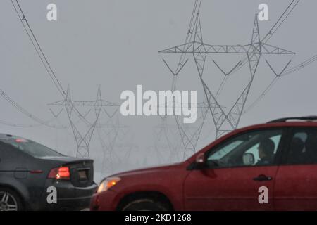 Rete di poli elettrici con fili visti a South Edmonton. Venerdì 21 gennaio 2021, a Edmonton, Alberta, Canada. (Foto di Artur Widak/NurPhoto) Foto Stock