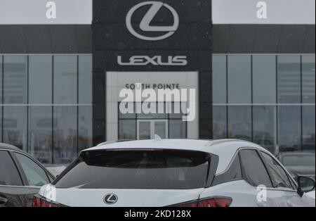 Logo Toyota visto fuori di una concessionaria Toyota a Edmonton Sud. Sabato 22 gennaio 2022, a Edmonton, Alberta, Canada. (Foto di Artur Widak/NurPhoto) Foto Stock