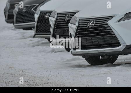 Veicoli Lexus fuori da una concessionaria Lexus a South Edmonton. Sabato 22 gennaio 2022, a Edmonton, Alberta, Canada. (Foto di Artur Widak/NurPhoto) Foto Stock