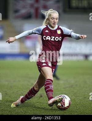 BURTON ON TRENT, REGNO UNITO. GENNAIO 23rd Laura Blindkilde di Aston Villa ha raffigurato con la palla durante il Barclays fa Super League match tra Leicester City e Aston Villa al Pirelli Stadium, Burton upon Trent domenica 23rd gennaio 2022. (Foto di Kieran Riley/MI News/NurPhoto) Foto Stock