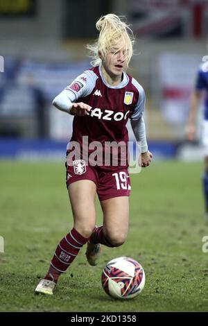 BURTON ON TRENT, REGNO UNITO. GENNAIO 23rd Laura Blindkilde di Aston Villa ha raffigurato con la palla durante il Barclays fa Super League match tra Leicester City e Aston Villa al Pirelli Stadium, Burton upon Trent domenica 23rd gennaio 2022. (Foto di Kieran Riley/MI News/NurPhoto) Foto Stock