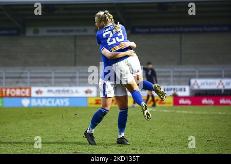 BURTON ON TRENT, REGNO UNITO. GEN 23rd Jemma Purfield di Leicester City festeggia con Sam Tieney di Leicester City dopo aver segnato un obiettivo per renderlo 1-1 durante la partita di Barclays fa Women's Super League tra Leicester City e Aston Villa al Pirelli Stadium, Burton upon Trent domenica 23rd gennaio 2022. (Foto di Kieran Riley/MI News/NurPhoto) Foto Stock