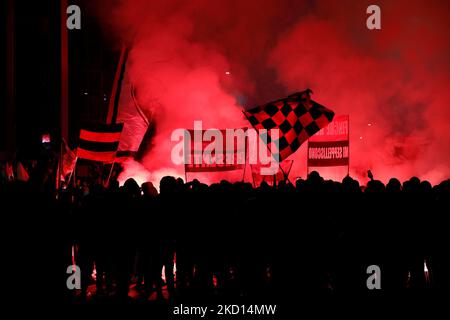 AC Milan curva Sud tifosi leggere bombe fumé e cantare all'esterno dello stadio durante la serie di calcio italiana Una partita AC Milan vs Juventus FC il 23 gennaio 2022 allo stadio San Siro di Milano (Photo by Francesco Scaccianoce/LiveMedia/NurPhoto) Foto Stock