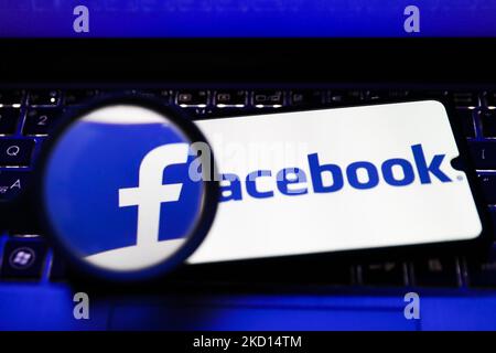Il logo Facebook viene visualizzato attraverso una lente di ingrandimento mentre viene visualizzato sullo schermo di un telefono cellulare per una foto di illustrazione. Gliwice, Polonia il 23 gennaio 2022. (Foto di Beata Zawrzel/NurPhoto) Foto Stock