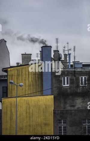 Fumo scuro da una casa di città camino durante l'inverno è visto nel centro di Gliwice, Polonia il 24 gennaio 2022. La Polonia è uno dei paesi più inquinati dell'Unione europea. La maggior parte dell'inquinamento atmosferico in Polonia è il risultato della dipendenza del paese dal carbone per alimentare le sue case e l'economia. (Foto di Beata Zawrzel/NurPhoto) Foto Stock