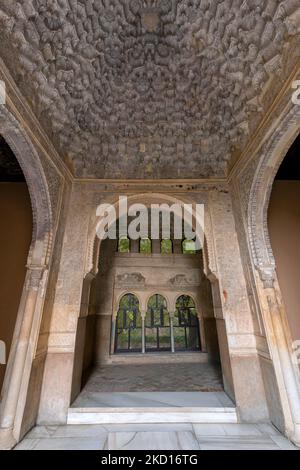 Granada, Spagna - 28 ottobre 2022: La camera mirador sul lato nord dell'ex palazzo Nasrido a Granada, Spagna il 28 ottobre 2022 Foto Stock
