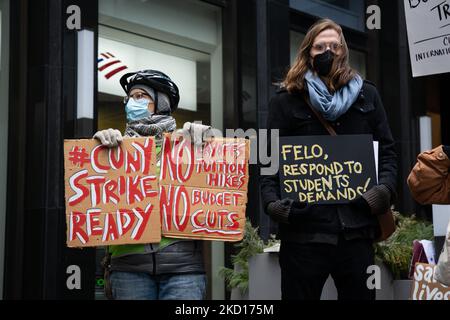 Insegnanti, studenti e i loro alleati si sono riuniti presso l'edificio CUNY Central di New York il 24 gennaio 2022 per contrastare un mandato personale del 70% per la stagione scolastica della primavera 2022 dopo l'ultimo aumento del Covid-19. (Foto di Karla Ann Cote/NurPhoto) Foto Stock