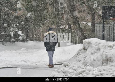 L'uomo che cammina come una tempesta di neve ha colpito Toronto, Ontario, Canada, il 24 gennaio 2022. La tempesta dovrebbe cadere tra i 5-10 centimetri di neve attraverso la Greater Toronto. (Foto di Creative Touch Imaging Ltd./NurPhoto) Foto Stock