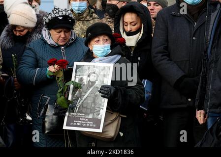 Una madre regge il ritratto di suo figlio, che era un serviceman ed è stato ucciso in azione durante la battaglia per l'aeroporto di Donetsk della guerra contro i terroristi russi nella regione di Donbas, durante il raduno di commemorazione al Ministero della Difesa a Kyiv, Ucraina, 20 gennaio 2022. (Foto di Sergii Kharchenko/NurPhoto) Foto Stock