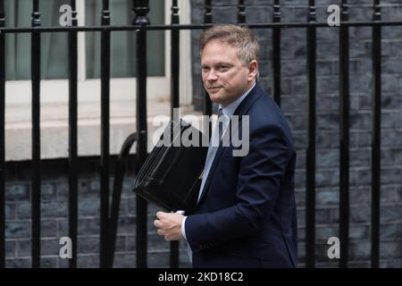 LONDRA, REGNO UNITO - 25 GENNAIO 2022: Il Segretario di Stato per i trasporti Grant Shapps arriva a Downing Street, nel centro di Londra, per partecipare alla riunione del Gabinetto del 25 gennaio 2022 a Londra, Inghilterra. Il funzionario senior sue Gray sta attualmente conducendo un'indagine su diverse presunte parti che violano le regole di blocco a Downing Street, durante il periodo in cui erano in vigore severe restrizioni del Covid-19. (Foto di Wiktor Szymanowicz/NurPhoto) Foto Stock