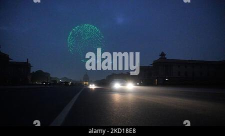 I droni volano in sincronia sopra il palazzo presidenziale indiano alle colline di Raisina, la sede di governo del potere, alla vigilia della parata indiana di 75th Republic Day a Nuova Delhi, India il 25 gennaio 2022. (Foto di Mayank Makhija/NurPhoto) Foto Stock