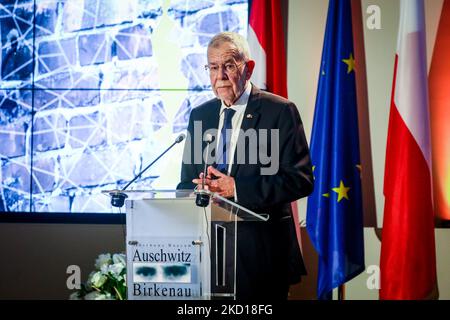 Il presidente austriaco Alexander Van der Bellen parla durante una visita ufficiale nel campo di concentramento di Auschwitz i, nel sito commemorativo di Auschwitz. Oswiecim, Polonia il 4 ottobre 2021. (Foto di Beata Zawrzel/NurPhoto) Foto Stock