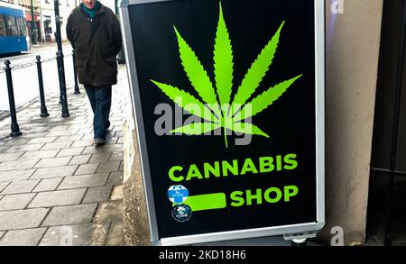 Segno del negozio di cannabis legalmente operativo che vende prodotti di canapa a Cracovia, Polonia, il 25 gennaio 2022. (Foto di Jakub Porzycki/NurPhoto) Foto Stock