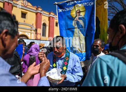 Centinaia di indigeni dei villaggi che circondano San Cristobal de las Casas hanno partecipato a un pellegrinaggio e a una messa in occasione del 11th° anniversario della morte del Vescovo cattolico Samuel Ruiz. Ruiz è meglio conosciuta per il suo ruolo di mediatore durante il conflitto tra l'Esercito Zapatista di Liberazione Nazionale (EZLN) e il Partito rivoluzionario istituzionale (PRI). La diocesi di Ruiz ha aiutato centinaia di migliaia di popolazioni indigene Maya del Chiapas, che erano tra le comunità più povere del Messico emarginate. Martedì 25 gennaio 2022 a San Cristobal de las Casas, Chiapas, Messico. (Foto di Artur Foto Stock