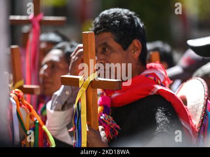 Centinaia di indigeni dei villaggi che circondano San Cristobal de las Casas hanno partecipato a un pellegrinaggio e a una messa in occasione del 11th° anniversario della morte del Vescovo cattolico Samuel Ruiz. Ruiz è meglio conosciuta per il suo ruolo di mediatore durante il conflitto tra l'Esercito Zapatista di Liberazione Nazionale (EZLN) e il Partito rivoluzionario istituzionale (PRI). La diocesi di Ruiz ha aiutato centinaia di migliaia di popolazioni indigene Maya del Chiapas, che erano tra le comunità più povere del Messico emarginate. Martedì 25 gennaio 2022 a San Cristobal de las Casas, Chiapas, Messico. (Foto di Artur Foto Stock