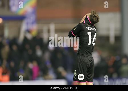 Harrison Burrows di Peterborough United sembra sconsolato dal fischio finale durante la partita del campionato Sky Bet tra Birmingham City e Peterborough United al St Andrews Trillion Trophy Stadium di Birmingham, martedì 25th gennaio 2022. (Foto di James Holyoak/MI News/NurPhoto) Foto Stock