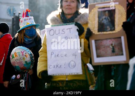 I manifestanti che si oppongono al primo ministro britannico Boris Johnson hanno manifestato al di fuori delle Camere del Parlamento a Londra, in Inghilterra, il 26 gennaio 2022. Westminster oggi continua ad attendere il rapporto sue Gray nei partiti tenuti a Downing Street mentre il paese era in blocco durante la crisi del coronavirus. La polizia metropolitana nel frattempo ieri ha annunciato di aver iniziato la propria indagine sulle presunte violazioni delle norme a Downing Street e su Whitehall. Il primo ministro Boris Johnson ha insistito oggi in Parlamento affinché non si dimettesse. (Foto di David Cliff/NurPhoto) Foto Stock