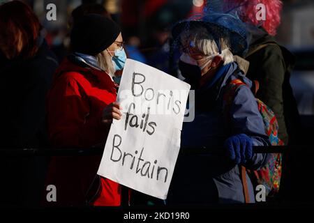 I manifestanti che si oppongono al primo ministro britannico Boris Johnson hanno manifestato al di fuori delle Camere del Parlamento a Londra, in Inghilterra, il 26 gennaio 2022. Westminster oggi continua ad attendere il rapporto sue Gray nei partiti tenuti a Downing Street mentre il paese era in blocco durante la crisi del coronavirus. La polizia metropolitana nel frattempo ieri ha annunciato di aver iniziato la propria indagine sulle presunte violazioni delle norme a Downing Street e su Whitehall. Il primo ministro Boris Johnson ha insistito oggi in Parlamento affinché non si dimettesse. (Foto di David Cliff/NurPhoto) Foto Stock