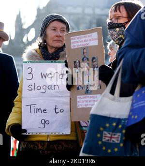 I manifestanti che si oppongono al primo ministro britannico Boris Johnson hanno manifestato al di fuori delle Camere del Parlamento a Londra, in Inghilterra, il 26 gennaio 2022. Westminster oggi continua ad attendere il rapporto sue Gray nei partiti tenuti a Downing Street mentre il paese era in blocco durante la crisi del coronavirus. La polizia metropolitana nel frattempo ieri ha annunciato di aver iniziato la propria indagine sulle presunte violazioni delle norme a Downing Street e su Whitehall. Il primo ministro Boris Johnson ha insistito oggi in Parlamento affinché non si dimettesse. (Foto di David Cliff/NurPhoto) Foto Stock