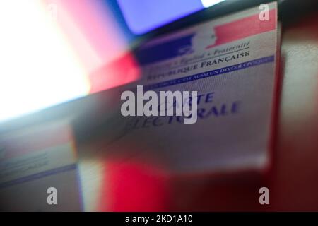 Illustrazione di una tessera di registrazione degli elettori francesi, tre mesi prima delle elezioni presidenziali, a Clermont-Ferrand, Francia, il 24 gennaio 2022. (Foto di Adrien Fillon/NurPhoto) Foto Stock