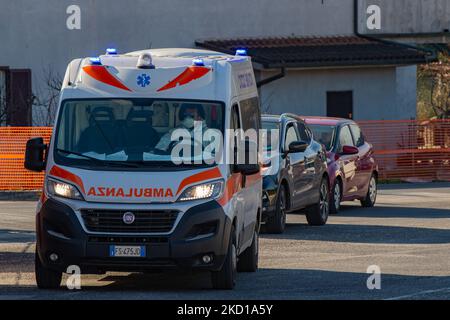 Un ambulanza trasporta un paziente Covid19 positivo, con personale sanitario protetto da dispositivi di sicurezza per prevenire l'infezione da Sars Covid-19, a Rieti, il 26 gennaio 2022 (Foto di Riccardo Fabi/NurPhoto) Foto Stock