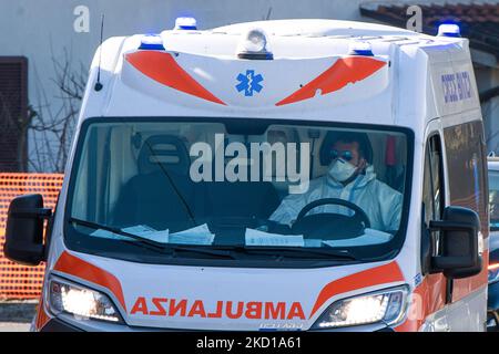 Un ambulanza trasporta un paziente Covid19 positivo, con personale sanitario protetto da dispositivi di sicurezza per prevenire l'infezione da Sars Covid-19, a Rieti, il 26 gennaio 2022 (Foto di Riccardo Fabi/NurPhoto) Foto Stock