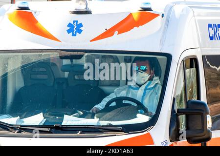 Un ambulanza trasporta un paziente Covid19 positivo, con personale sanitario protetto da dispositivi di sicurezza per prevenire l'infezione da Sars Covid-19, a Rieti, il 26 gennaio 2022 (Foto di Riccardo Fabi/NurPhoto) Foto Stock