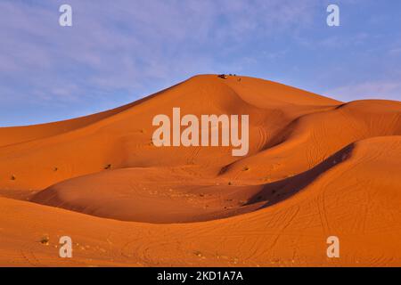 Dune di sabbia vicino al piccolo villaggio di Merzouga in Marocco, Africa. Merzouga è un villaggio nel deserto del Sahara in Marocco, ai margini di Erg Chebbi, un insieme di dune di sabbia lunghe 50km m e larghe 5km m che raggiungono i 350m m. (Foto di Creative Touch Imaging Ltd./NurPhoto) Foto Stock