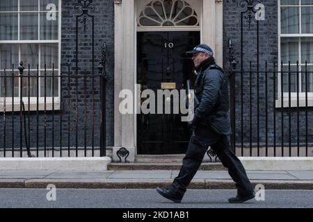 LONDRA, REGNO UNITO - 26 GENNAIO 2022: Un ufficiale di polizia cammina fuori 10 Downing Street il 26 gennaio 2022 a Londra, Inghilterra. I risultati dell'indagine di sue Gray su diverse presunte parti che violano le regole di blocco a Downing Street, durante il periodo in cui erano in vigore severe restrizioni di Covid-19, sono attesi per essere pubblicati questa settimana, mentre la polizia metropolitana ha annunciato ieri che sta conducendo la propria indagine sui presunti eventi. (Foto di Wiktor Szymanowicz/NurPhoto) Foto Stock