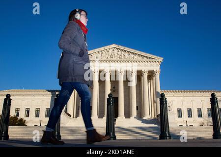 Una persona passa di fronte alla Corte Suprema il 26 gennaio 2022 come notizie rompe che la Corte Suprema Giustizia Stephen Breyer annuncerà il suo pensionamento (Foto di Bryan Olin Dozier/NurPhoto) Foto Stock