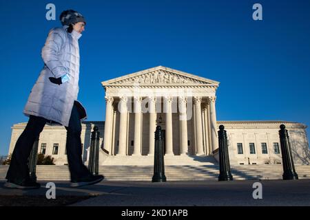 Una persona passa di fronte alla Corte Suprema il 26 gennaio 2022 come notizie rompe che la Corte Suprema Giustizia Stephen Breyer annuncerà il suo pensionamento (Foto di Bryan Olin Dozier/NurPhoto) Foto Stock