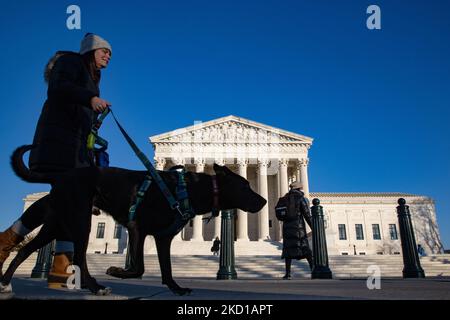 Una persona passa di fronte alla Corte Suprema il 26 gennaio 2022 come notizie rompe che la Corte Suprema Giustizia Stephen Breyer annuncerà il suo pensionamento (Foto di Bryan Olin Dozier/NurPhoto) Foto Stock