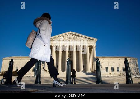 Una persona passa di fronte alla Corte Suprema il 26 gennaio 2022 come notizie rompe che la Corte Suprema Giustizia Stephen Breyer annuncerà il suo pensionamento (Foto di Bryan Olin Dozier/NurPhoto) Foto Stock