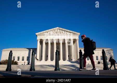 Una persona passa di fronte alla Corte Suprema il 26 gennaio 2022 come notizie rompe che la Corte Suprema Giustizia Stephen Breyer annuncerà il suo pensionamento (Foto di Bryan Olin Dozier/NurPhoto) Foto Stock