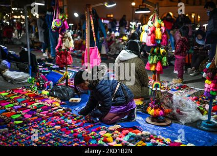 Prodotti locali e souvenir in vendita alla fiera notturna che si svolge nella piazza di fronte alla Cattedrale di San Cristobal de las Casas. Martedì 25 gennaio 2022 a San Cristobal de las Casas, Chiapas, Messico. (Foto di Artur Widak/NurPhoto) Foto Stock