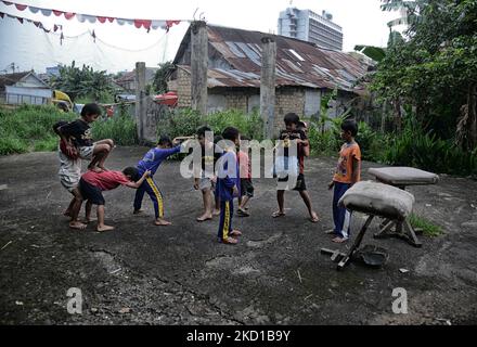 I bambini partecipano a una sessione di pratica di danza drago in preparazione per accogliere il nuovo anno lunare a Bogor, Giava occidentale, Indonesia il 27 gennaio 2022, i cinesi di tutto il mondo si preparano a celebrare il nuovo anno lunare della tigre, che inizia il 1 febbraio 2022. (Foto di Adriana Adie/NurPhoto) Foto Stock